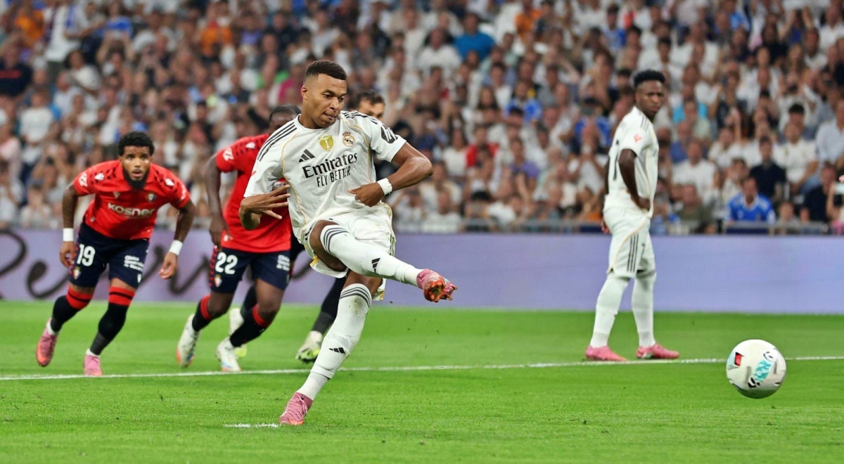Mbappe ghi bàn cho Real Madrid trên chấm 11m. (Ảnh: Getty)