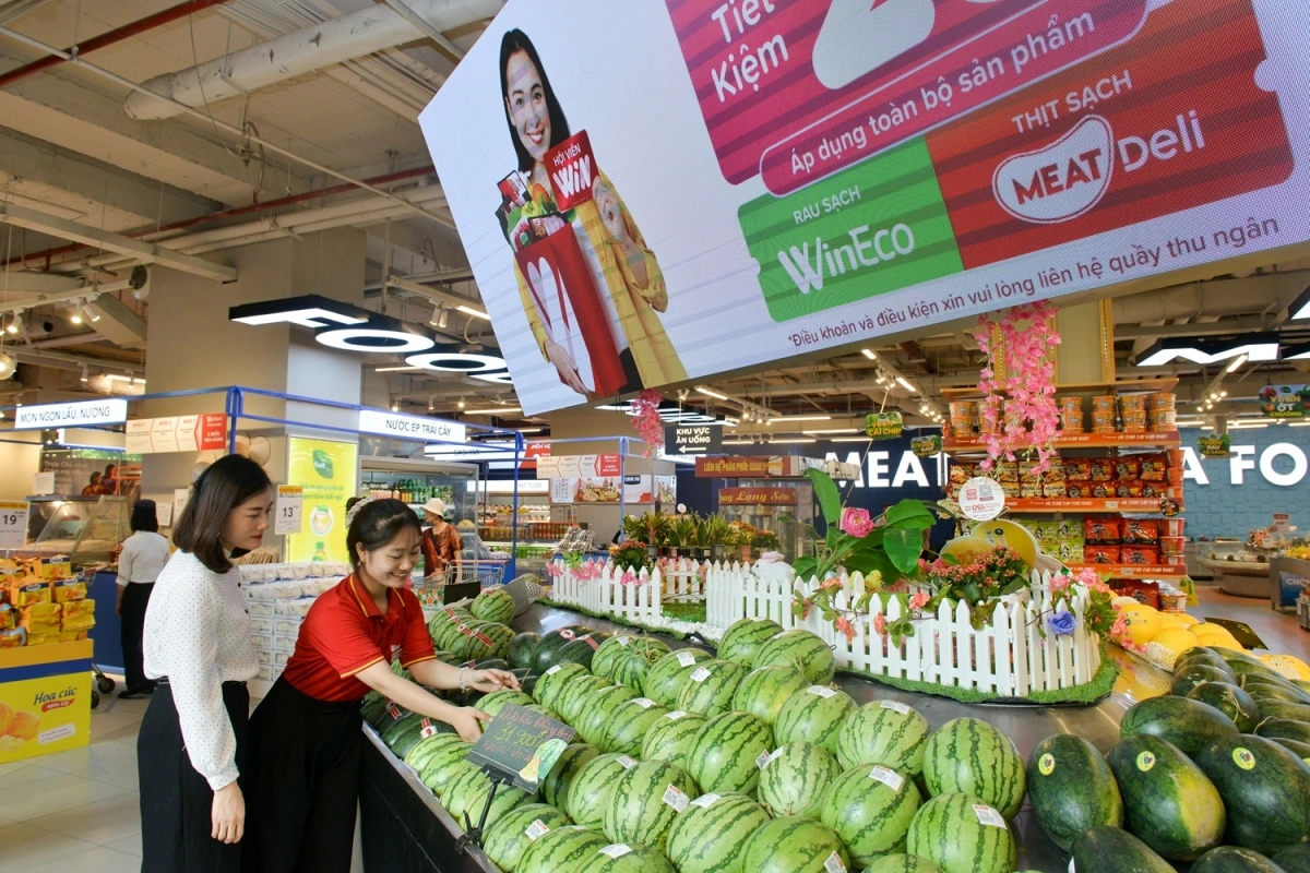 Khách hàng mua sắm tại siêu thị WinMart - Hệ sinh thái tiêu dùng bán lẻ Masan