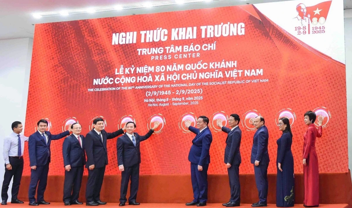 Các đại biểu thực hiện nghi thức bấm nút khai trương Trung tâm Báo chí Lễ kỷ niệm 80 năm Quốc khánh tại Nhà Quốc hội