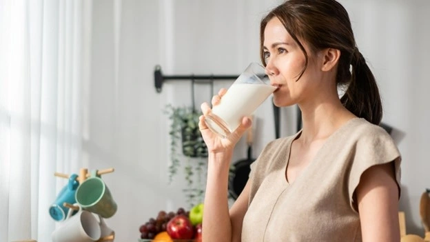 Uống sữa khi đói bụng có thể gây ảnh hưởng xấu đến sức khỏe. Ảnh: Getty Images