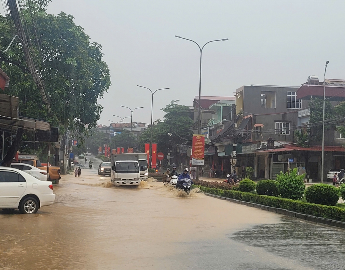 Trong cơn dông có khả năng xảy ra lốc, sét và gió giật mạnh. Do đó, các địa phương cần tiếp tục nâng cao cảnh giác trước diễn biến thiên tai, đặc biệt là nguy cơ lũ quét và sạt lở đất có thể xảy ra.