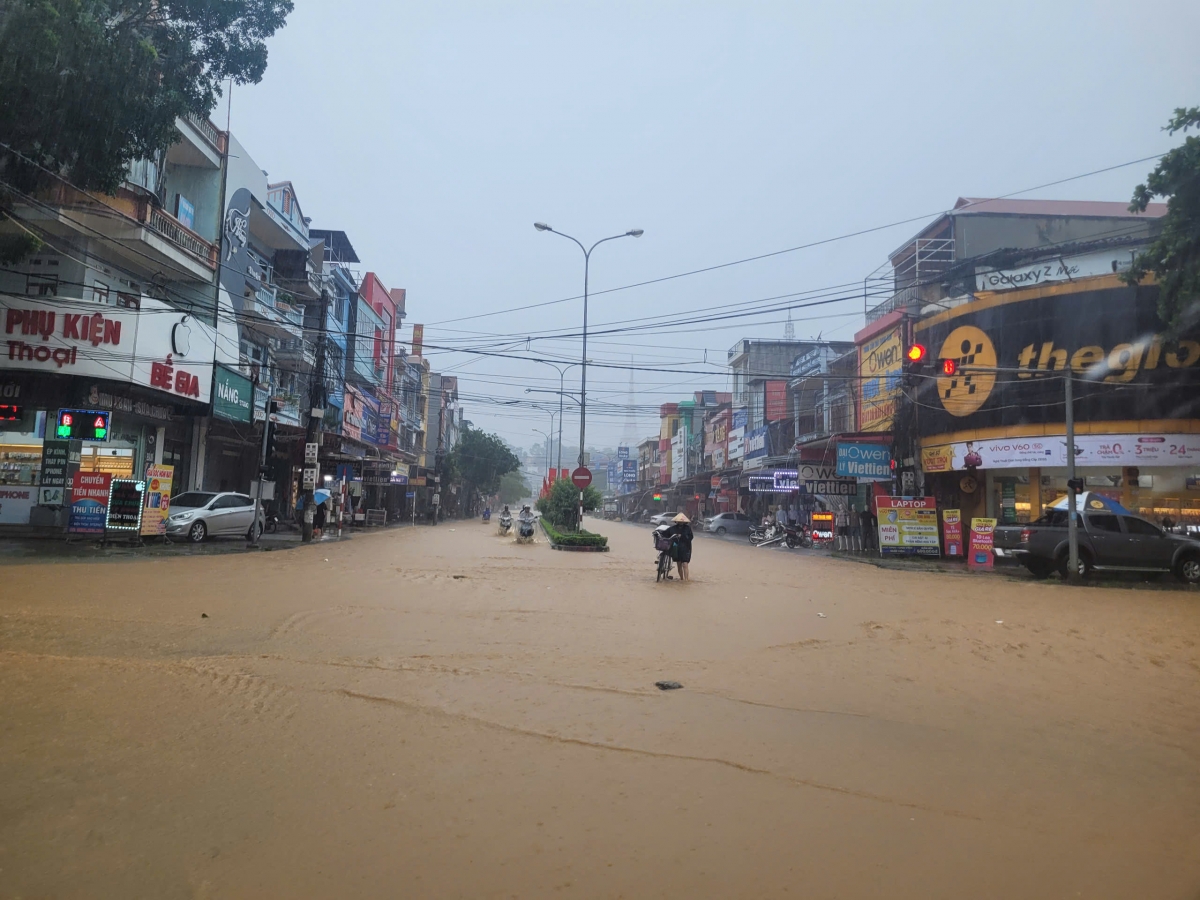Nhiều xã vùng cao phía Bắc của tỉnh Thái Nguyên trong 24h qua cũng xác định có lượng mưa vượt ngưỡng 100mm, có điểm trên 200mm như Bình Long (204,4mm), Phương Giao (203,2mm), Đình Cả (142,6mm), Tràng Xá (142mm), Dân Tiến (142,4mm)...gây lũ quét, ngập úng cục bộ trên sông suối, ngầm tràn và sạt lở trên một số tuyến giao thông.