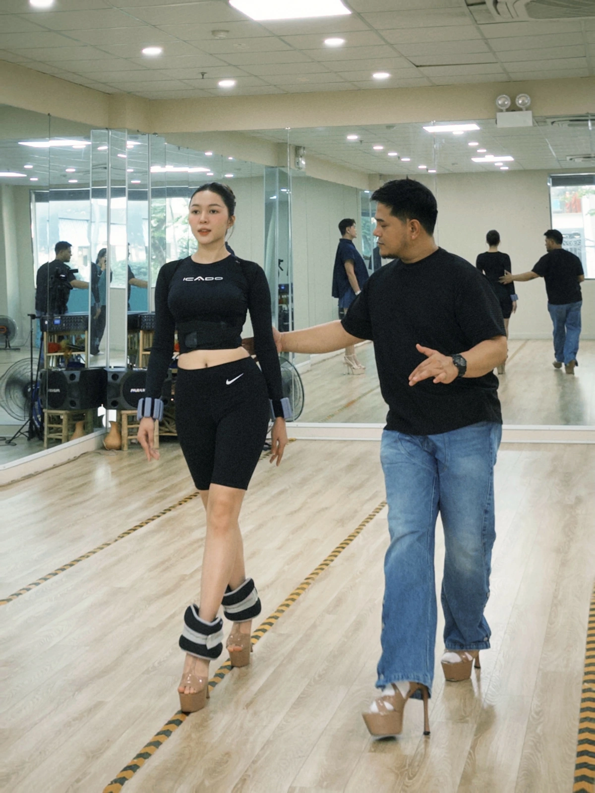 Hoa hậu Kiều Duy tập catwalk