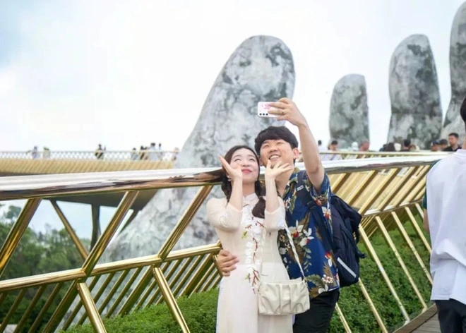 Golden Bridge – an iconic tourism symbol and one of the most popular attractions among Korean visitors in Da Nang.