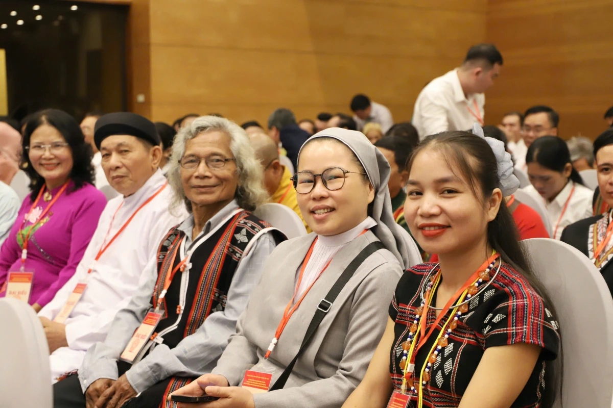 Hội nghị có sự tham dự của 300 đại biểu đến từ 34 tỉnh, thành phố trong cả nước. Trong đó có đại biểu tiêu biểu đại diện cho giai cấp công nhân, nông dân, thanh niên, phụ nữ, cựu chiến binh, nhân sĩ, trí thức, người cao tuổi, doanh nhân, các vị chức sắc của 16 tôn giáo; đại biểu đại diện cộng đồng người Việt Nam ở nước ngoài và đại biểu đại diện cho 41/53 dân tộc thiểu số trên cả nước. 