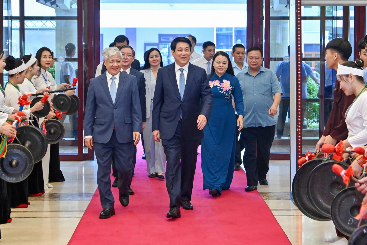 Chủ tịch nước Lương Cường, Chủ tịch Ủy ban Trung ương MTTQ Việt Nam Đỗ Văn Chiến và các đại biểu tham dự chương trình gặp mặt