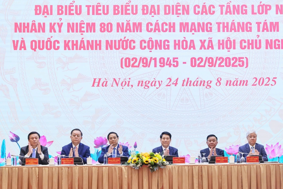 Dự và chủ trì buổi gặp mặt có các Ủy viên Bộ Chính trị: Chủ tịch nước Lương Cường; Thủ tướng Chính phủ Phạm Minh Chính; Thường trực Ban Bí thư Trần Cẩm Tú; Chủ tịch Ủy ban Trung ương MTTQ Việt Nam Đỗ Văn Chiến; Trưởng Ban Tuyên giáo và Dân vận Trung ương Nguyễn Trọng Nghĩa; Giám đốc Học viện Chính trị Quốc gia Hồ Chí Minh, Chủ tịch Hội đồng Lý luận Trung ương Nguyễn Xuân Thắng