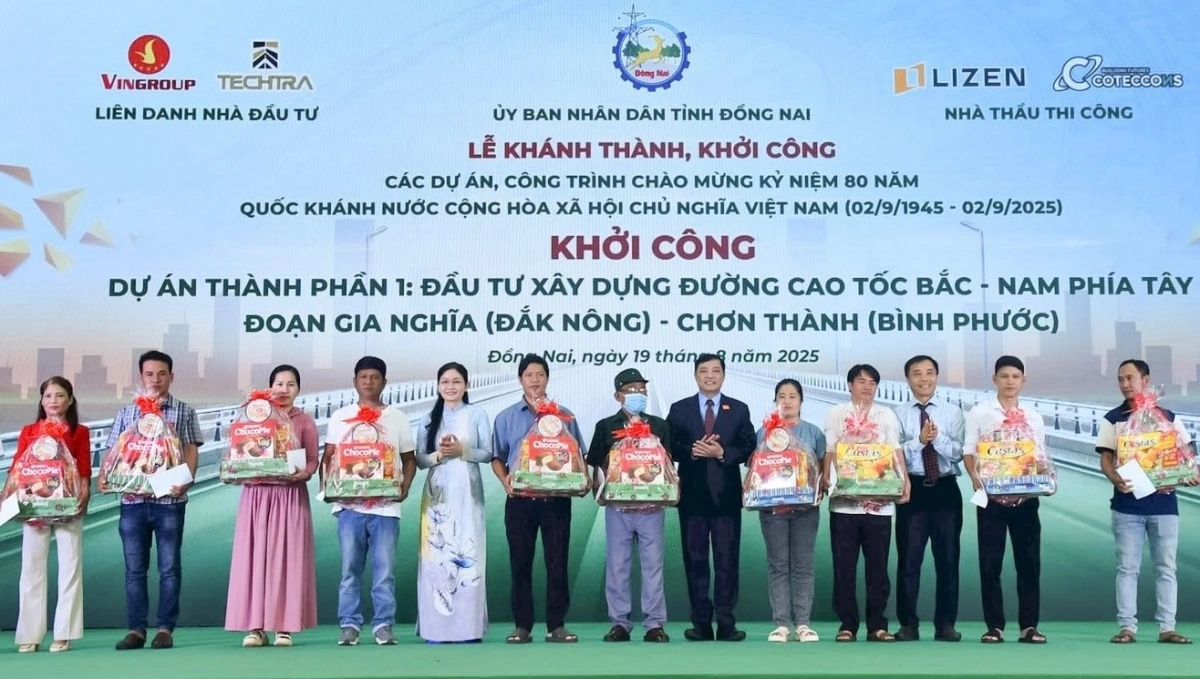 Lãnh đạo UBND tỉnh Lâm Đồng, Đồng Nai trao quà hỗ trợ người dân có đất trong vùng dự án vào dịp khởi công ngày 19/8.