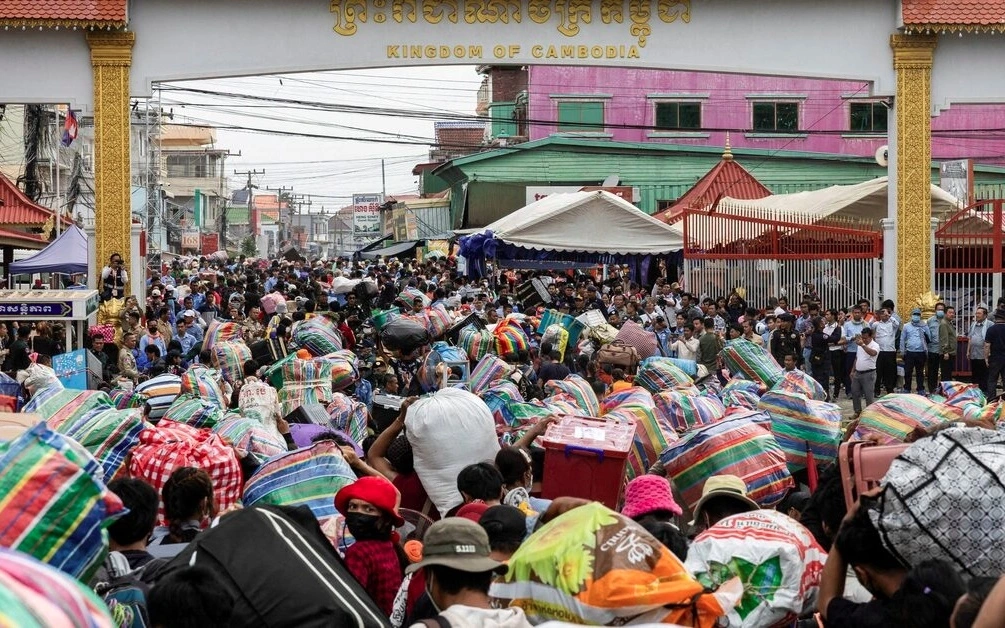 Ảnh lao động Campuchia tại cửa khẩu biên giới Ban Laem - Daung ngày 28/7. Ảnh: Reuters.