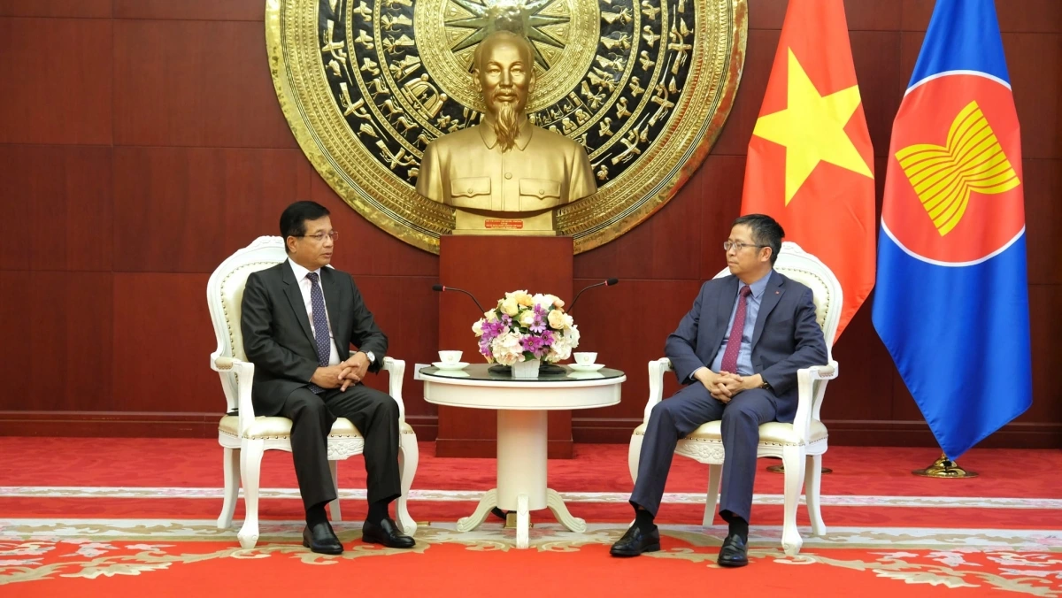 Đại sứ Somphone Sichaleune (trái) và Đại sứ Phạm Thanh Bình (phải). Ảnh do Đại sứ quán cung cấp.