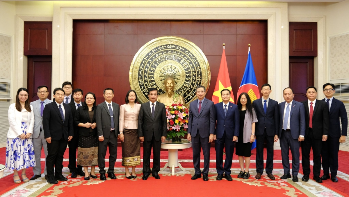 Đoàn Đại sứ quán Lào chụp ảnh lưu niệm tại Đại sứ quán Việt Nam ở Trung Quốc. Ảnh do Đại sứ quán cung cấp.