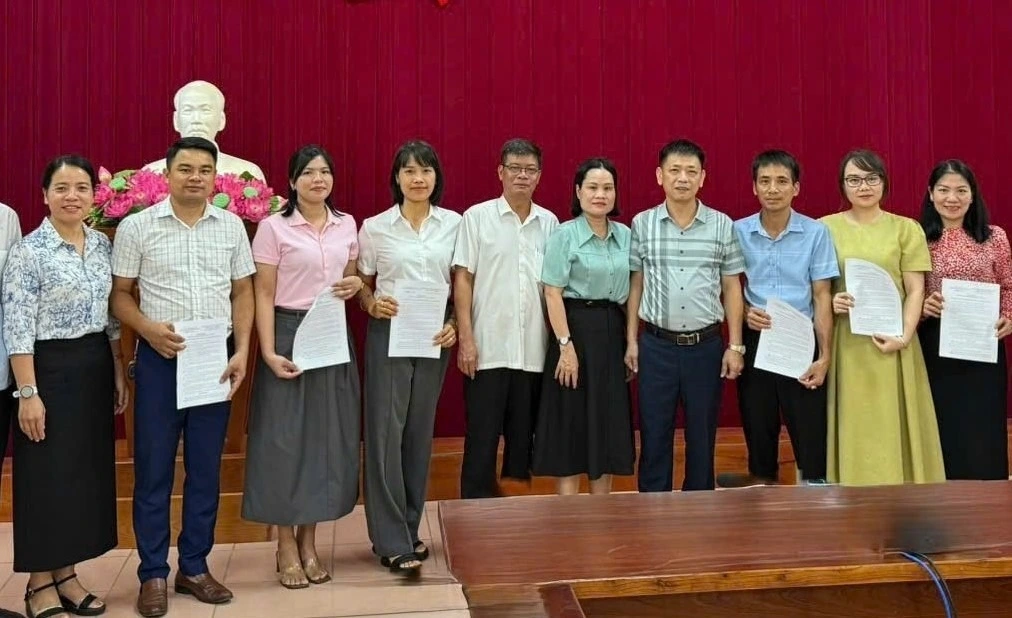 Sở  Văn hóa, Thể thao và Du lịch tỉnh Lào Cai trao quyết định cho các cán bộ tăng cường về các xã. (Ảnh Sở Văn hóa, Thể thao và Du lịch tỉnh Lào Cai)