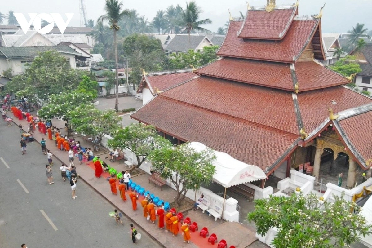 "Lễ khất thực – Tak Bat" là nét đẹp truyền thống vào mỗi buổi sáng tại Luang Prabang, Lào.