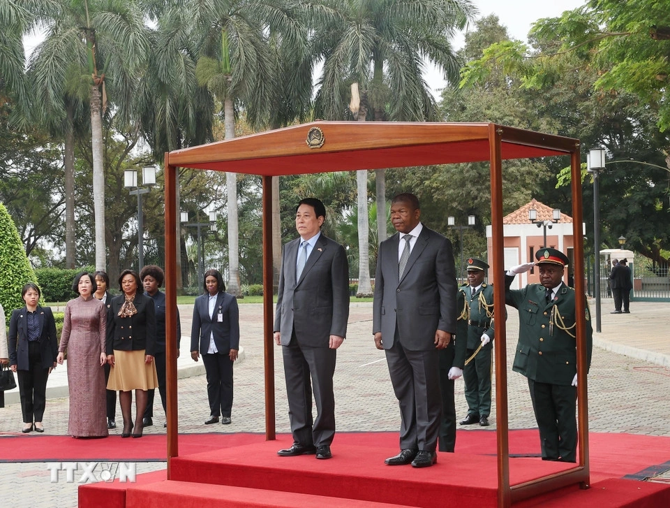 Chiều 8/8/2025, Chủ tịch nước Lương Cường và Phu nhân cùng đoàn đại biểu cấp cao Việt Nam đã rời thủ đô Luanda, kết thúc tốt đẹp chuyến thăm cấp Nhà nước tới Angola theo lời mời của Tổng thống Joao Manuel Goncalves Lourenco và Phu nhân. Trước đó, lễ tiễn Chủ tịch nước Lương Cường và Phu nhân đã được tổ chức trang trọng tại Phủ Tổng thống Angola. (Ảnh: TTXVN)
