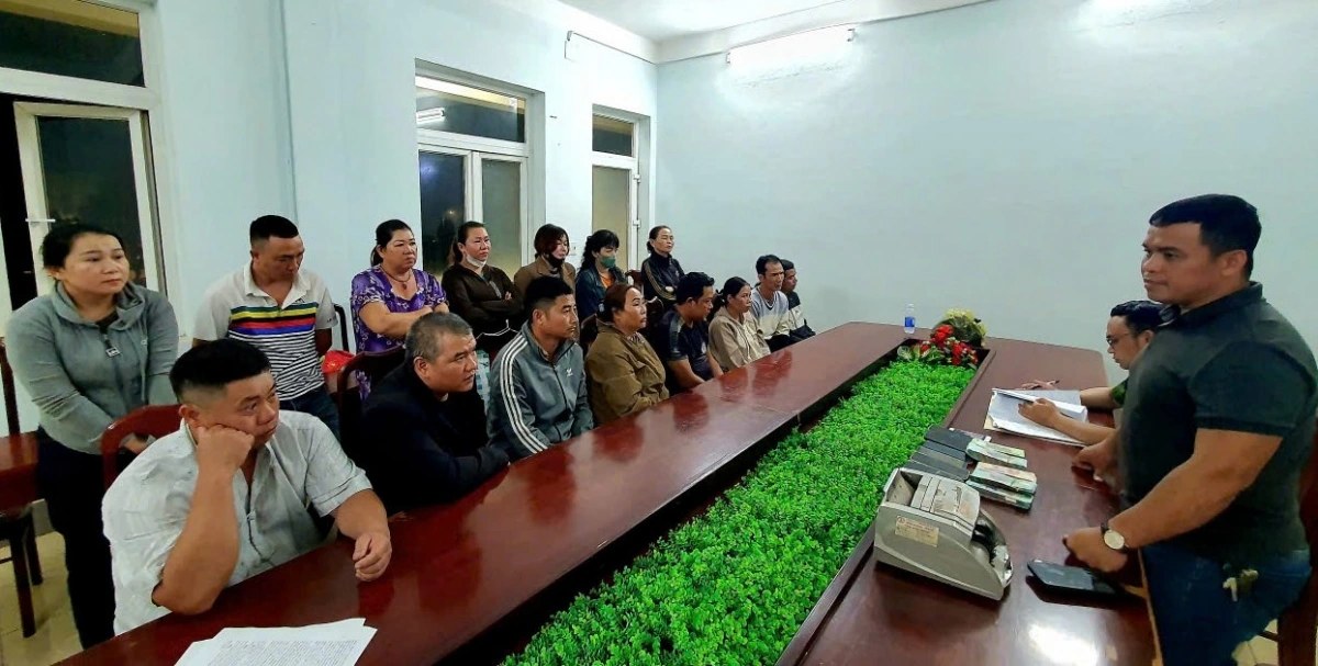 Các đối tượng trong đường dây đánh bạc của Quốc và Dung làm việc với công an.