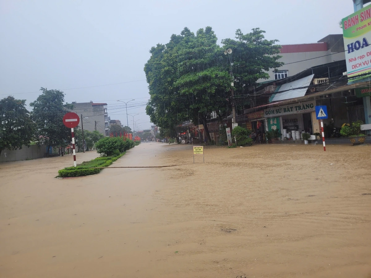 Lực lượng chức năng đặt biển cảnh báo nước ngập sâu trên tuyến đường Võ Nguyễn Giáp, phường Đức Xuân, tỉnh Thái Nguyên
