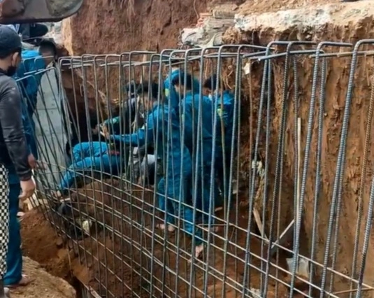 Lực lượng chức năng tìm kiếm nạn nhân.