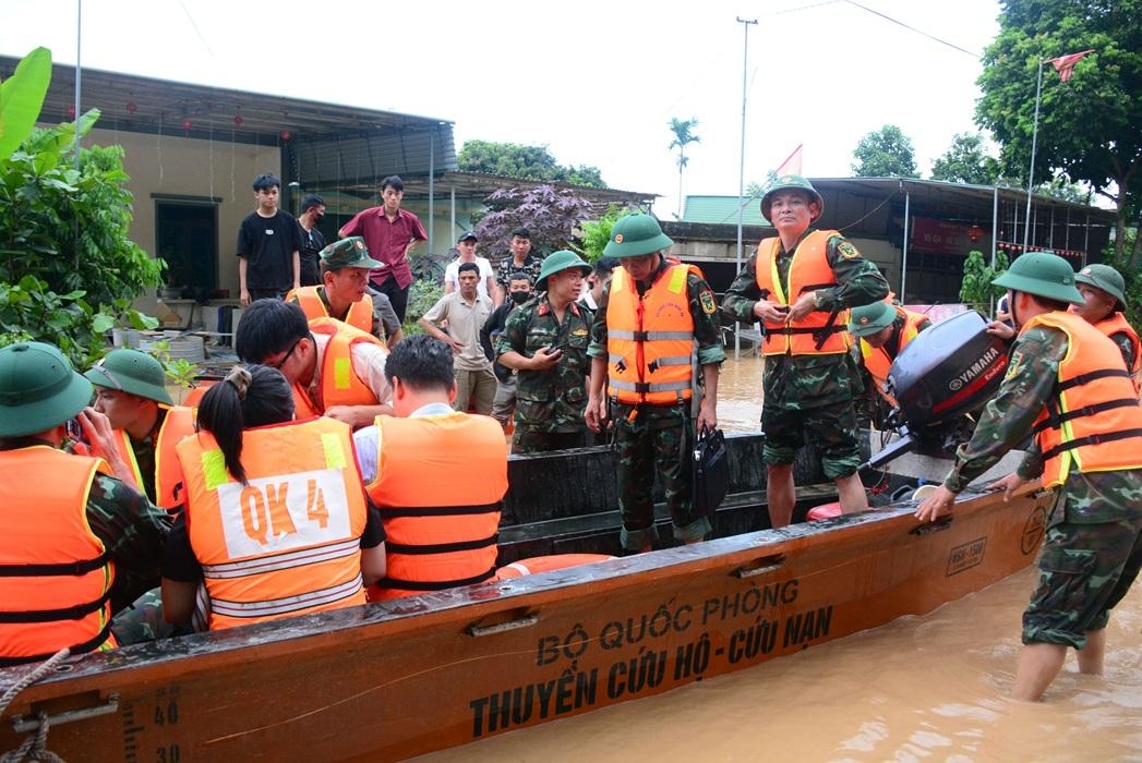 Lực lượng quân khu tham gia cứu trợ người dân vùng lũ Nghệ An năm 2025