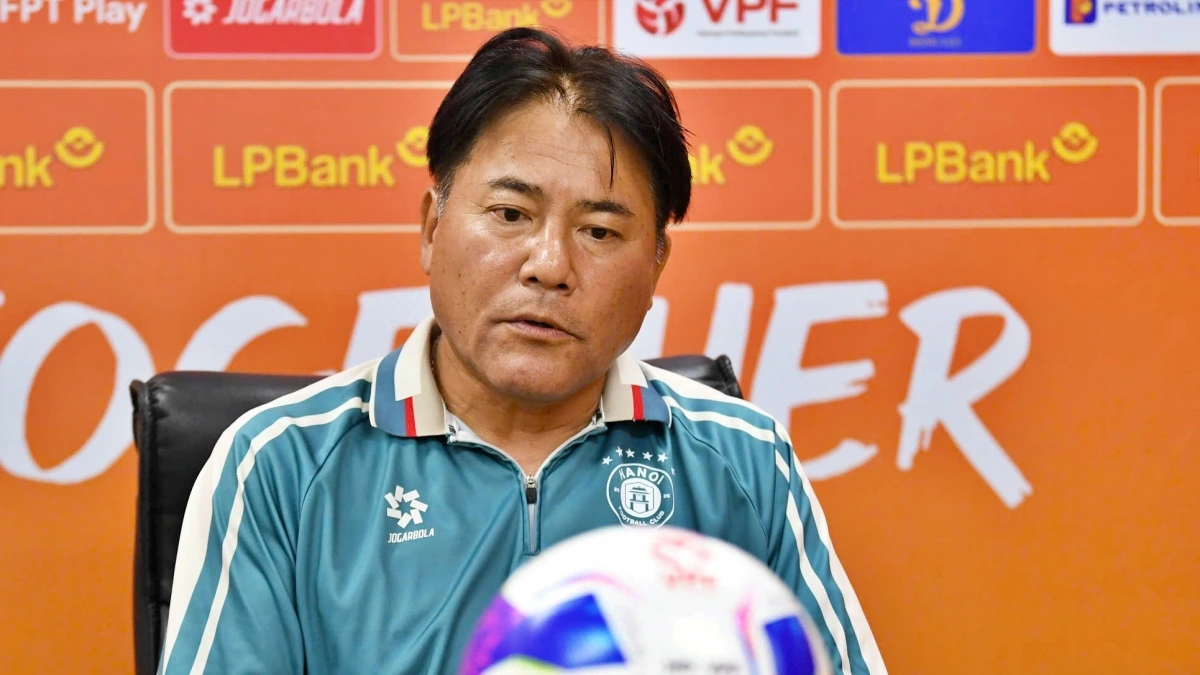 HLV Makoto Teguramori chia tay Hà Nội FC với thành tích không tốt.