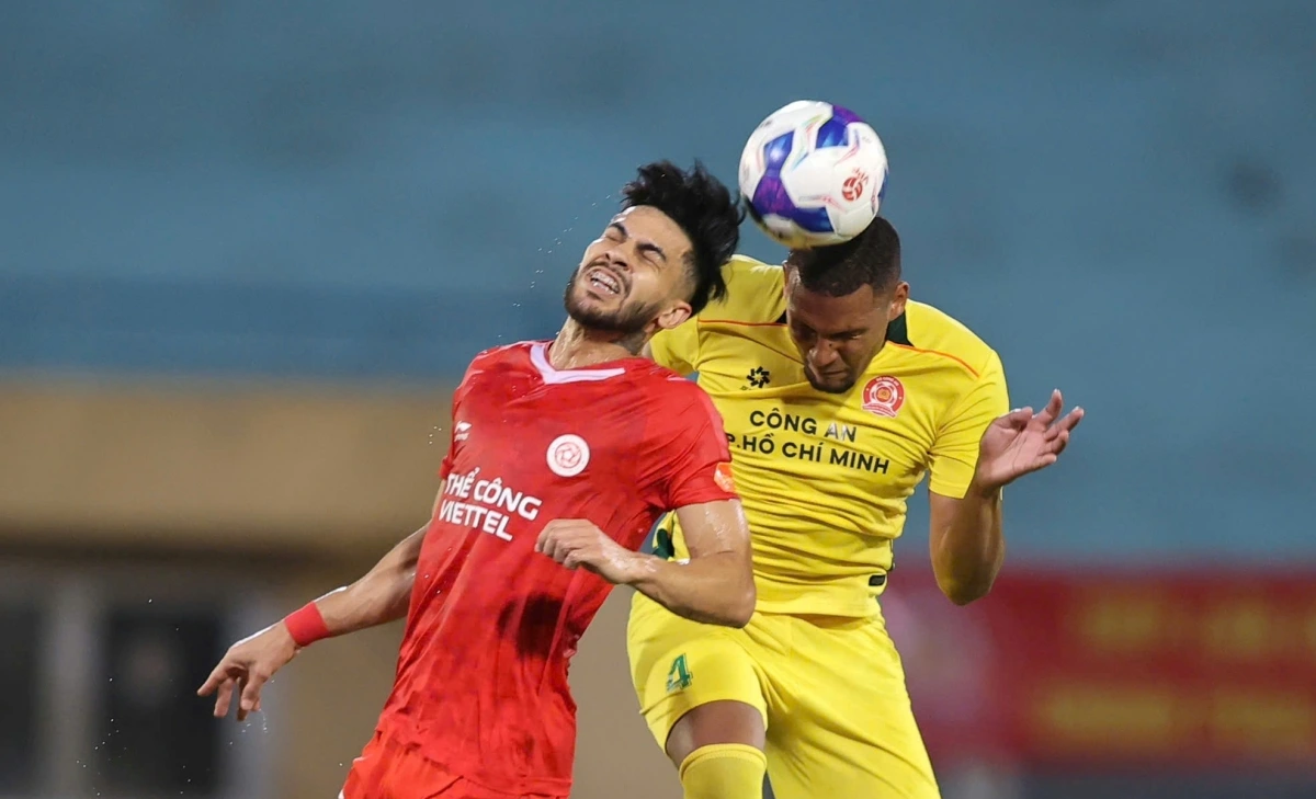 Matheus Felipe (áo vàng) có màn trình diễn thảm họa trước Thể Công Viettel (Ảnh: VPF).