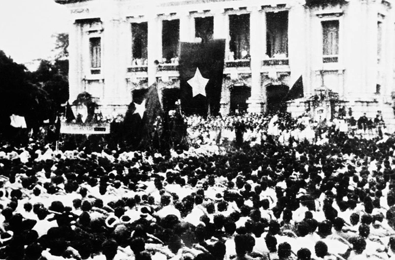 Sáng 19/8/1945, hàng chục vạn người dân ở Hà Nội và các tỉnh lân cận theo các ngả đường kéo về quảng trường Nhà hát lớn Hà Nội dự cuộc mít tinh lớn chưa từng có của quần chúng cách mạng, hưởng ứng cuộc Tổng khởi nghĩa giành chính quyền. Ảnh: Tư liệu TTXVN