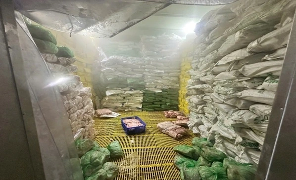 Một cơ sở tàng trữ nhiều lượng thịt, mỡ và đường cát không có hóa đơn, chứng từ hợp pháp
(ảnh: CA)