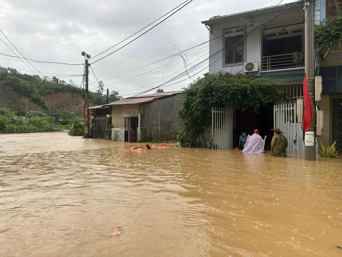 Một điểm nước dâng cao vào nhà dân tại khu vực Bản Áng, phường Đức Xuân, tỉnh Thái Nguyên