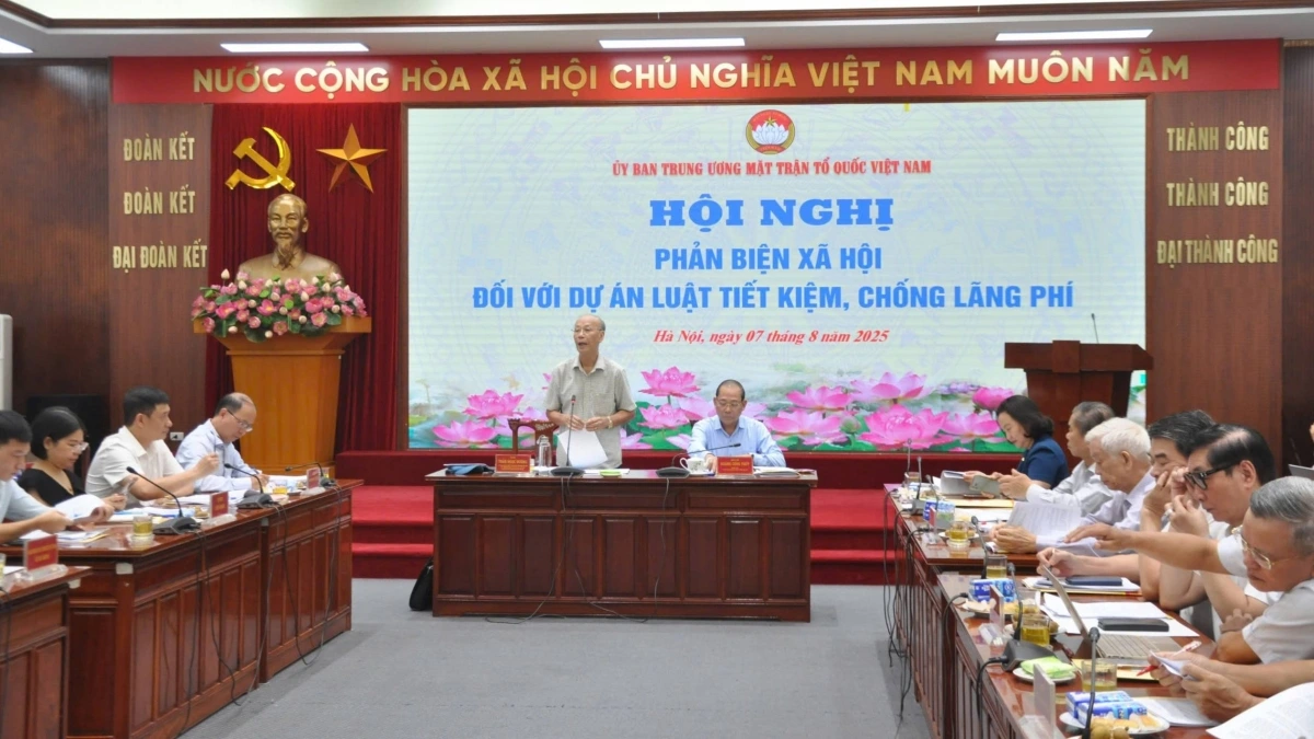 GS.TS Trần Ngọc Đường và Phó Chủ tịch Ủy ban Trung ương MTTQ Việt Nam Hoàng Công Thủy chủ trì hội nghị