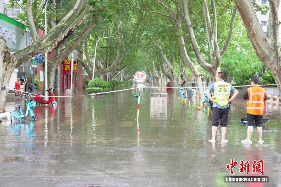 Mưa lớn tại Trịnh Châu, Hà Nam ngày 7/8. Ảnh: China News.