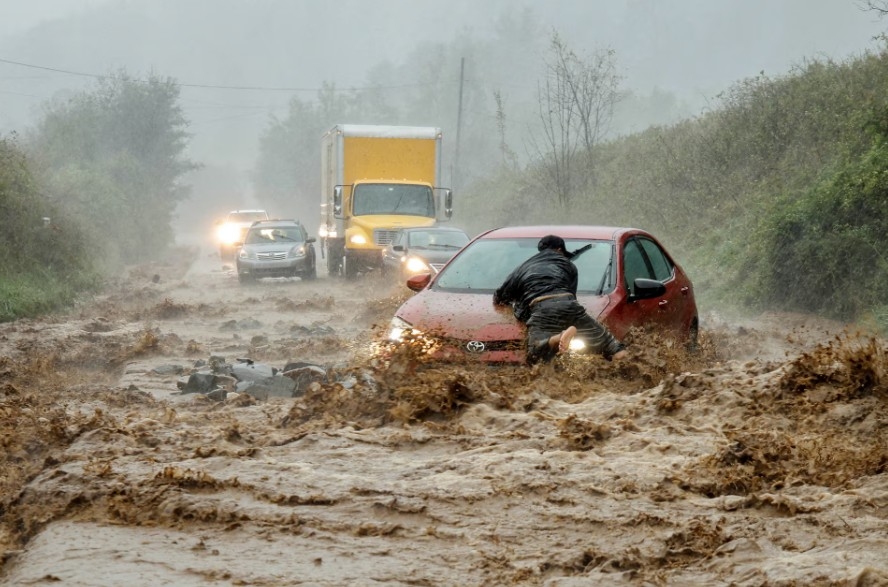 Bão nhiệt đới Helene đổ bộ tại vùng ven thành phố Boone, bang Bắc Carolina, Mỹ, ngày 27/9/2024. Ảnh: Reuters