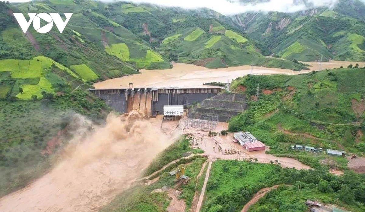Thủy điện xả lũ gấp.