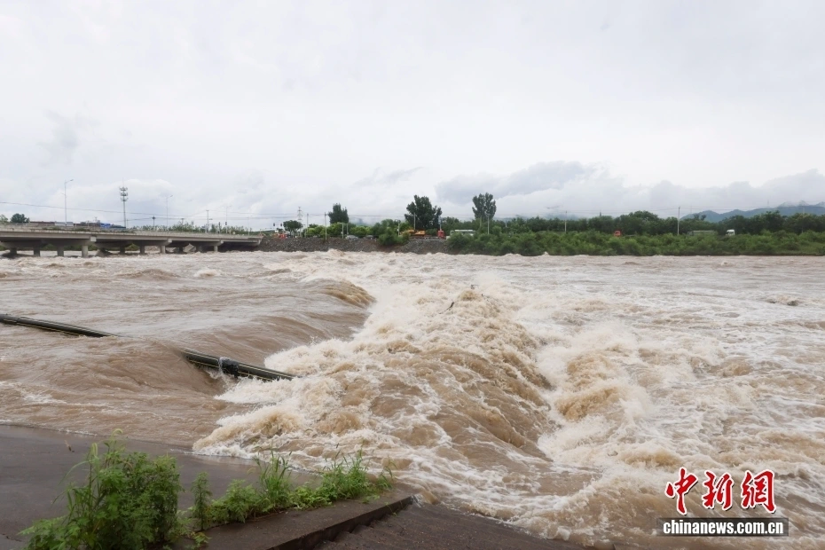 Mực nước sông Triều Hà ở quận Mật Vân, Bắc Kinh dâng cao do mưa lớn ngày 29/7. (Ảnh: Chinanews)