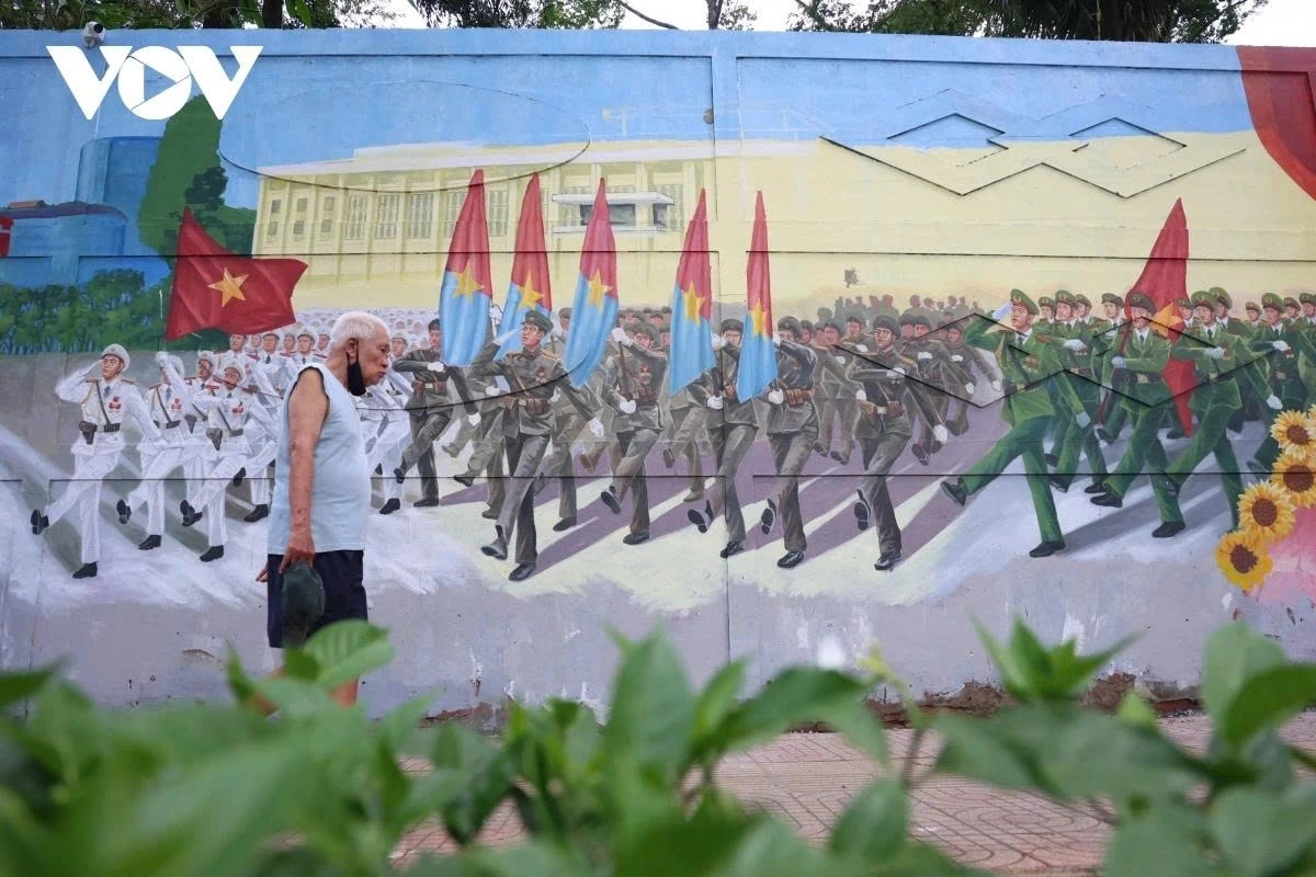 In recent days, the vibrant and eye-catching murals on Nguyen Huu Canh Street in Ho Chi Minh City have attracted significant attention from passers-by.