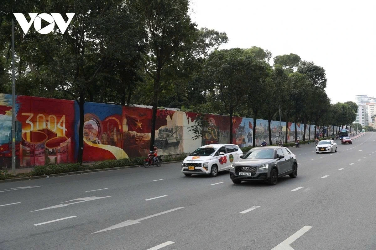 Le Tuan Minh Vien, the head of the group of artists, shares that the massive murals stretch 300 metres in length and cover a total area of nearly 2,000 square metres.