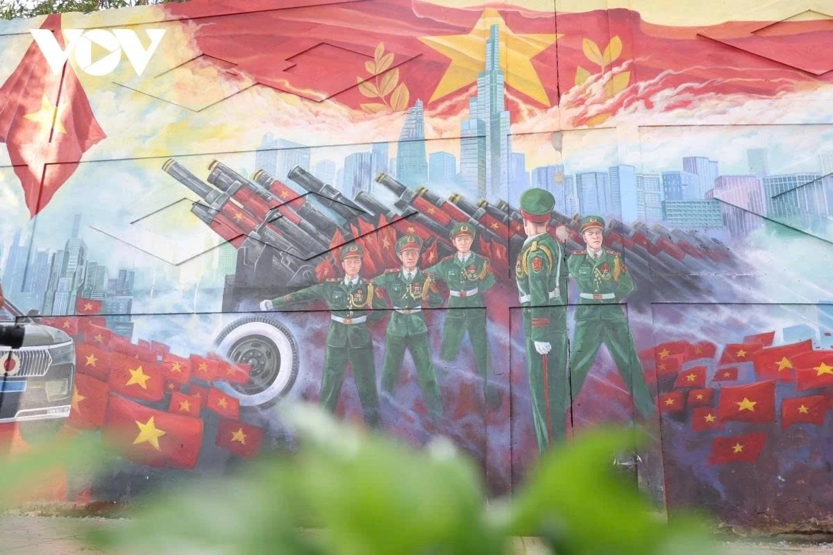 In particular, the group of artists vividly recreates the grand parade celebrating National Reunification Day, recently held in Ho Chi Minh City.