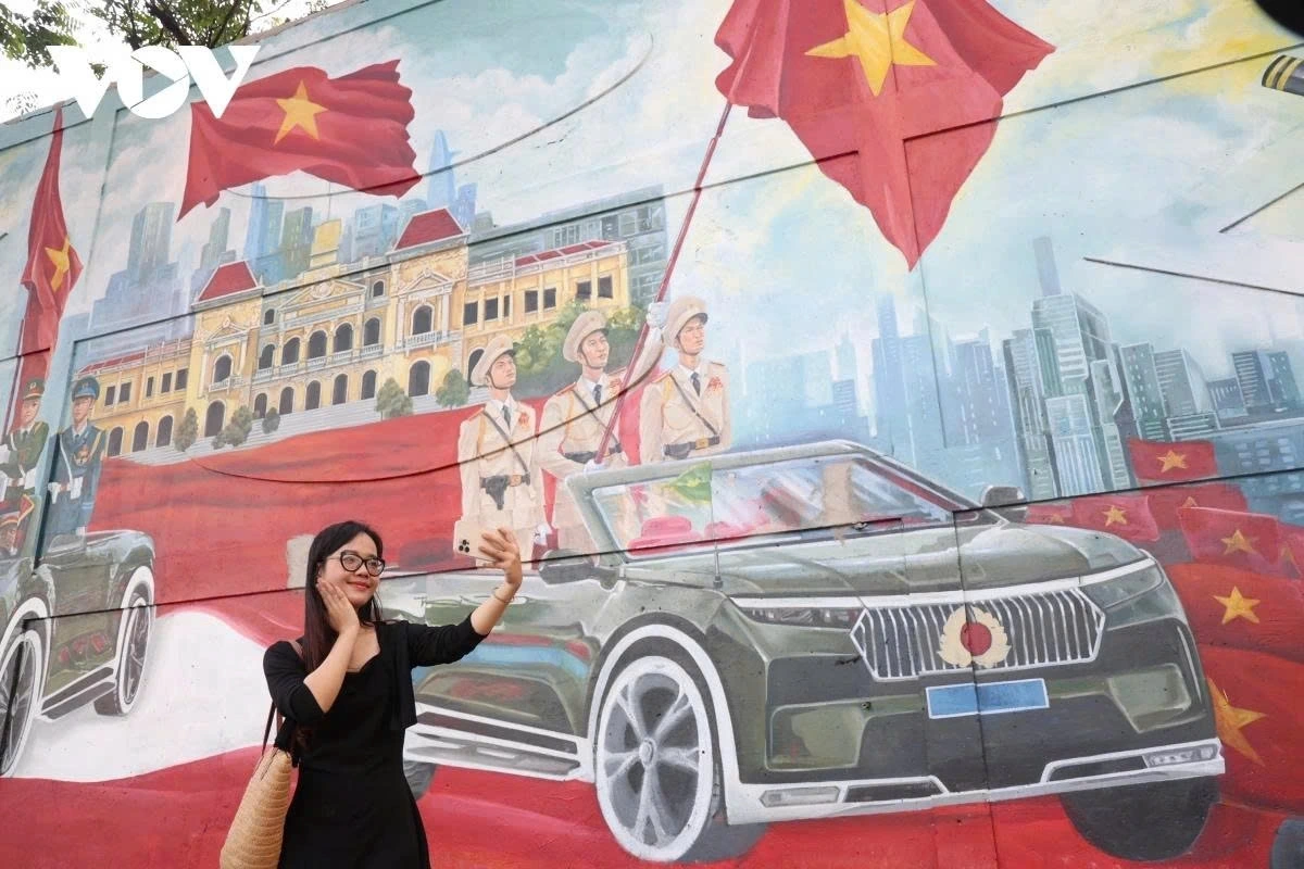 The mural project, launched under the theme “Việt Nam tươi đẹp” (Beautiful Vietnam), is set to be completed in the coming days to celebrate the 80th anniversary of the August Revolution (August 19), National Day (September 2), and the People's Public Security Forces (August 19).