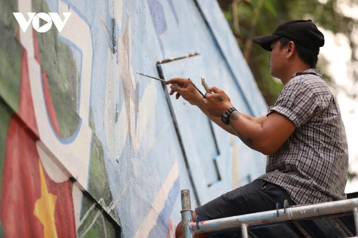 About 20 artists start work in mid-June and are expected to finish their work before August 15.