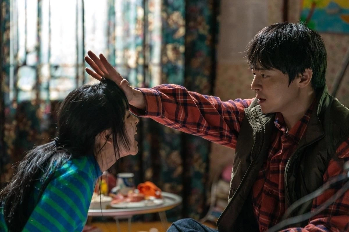 “My Daughter Is a Zombie” (tên tiếng Việt: “Zombie Cưng của Ba”) bán được hơn 430.000 vé chỉ trong ngày đầu tiên ra mắt tại Hàn Quốc. (Ảnh: CGV)