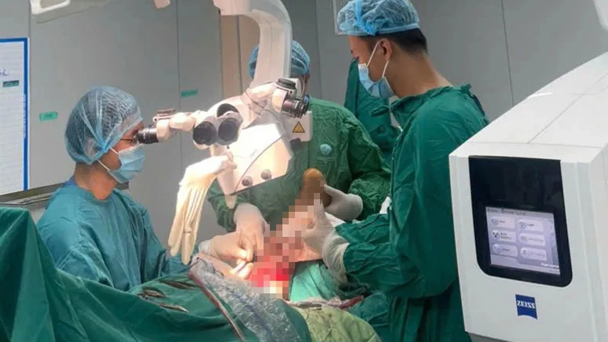 Các bác sĩ Bệnh viện Đa khoa Bình Dương phẫu thuật nối chân cho nạn nhân 
 