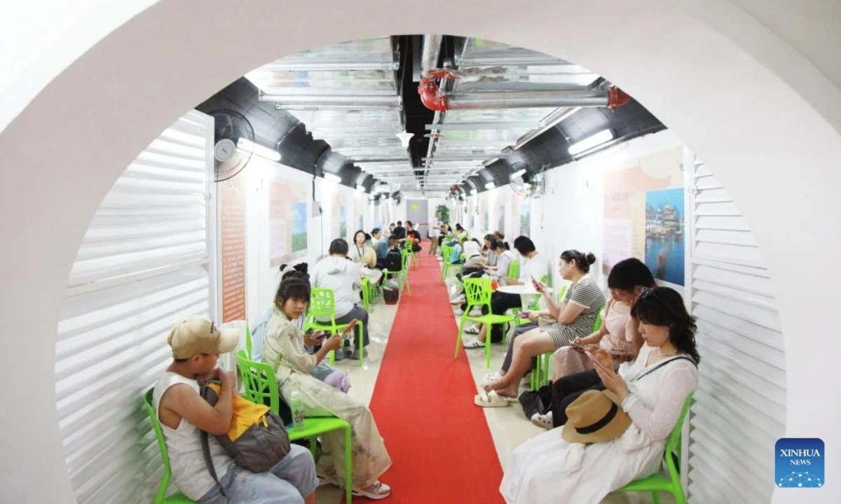 Người dân tại một hầm trú ẩn ở Nam Kinh, tỉnh Giang Tô, miền Đông Trung Quốc, ngày 2/7. Ảnh: Tân Hoa xã