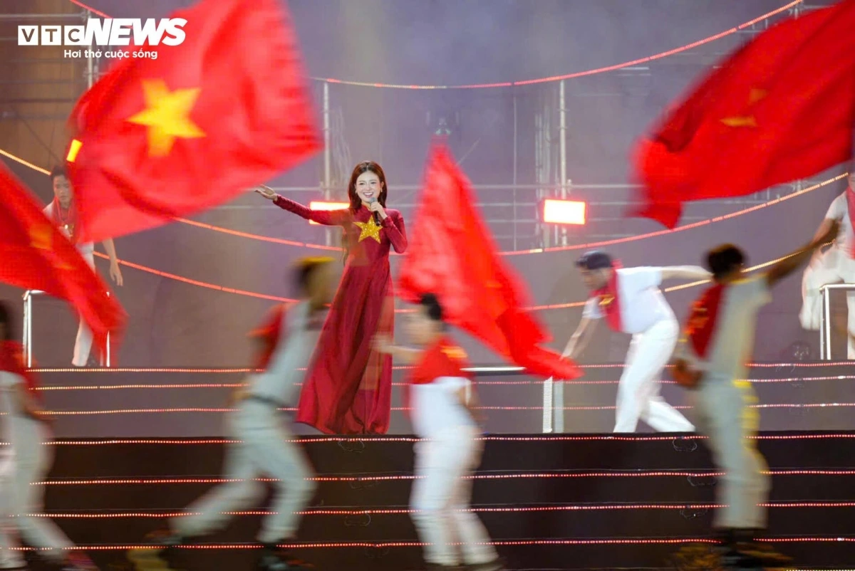 The concert features renowned performers such as Tung Duong, Hoa Minzy, Duong Hoang Yen, the Bức Tường (Wall) rock band, and Oplus band.