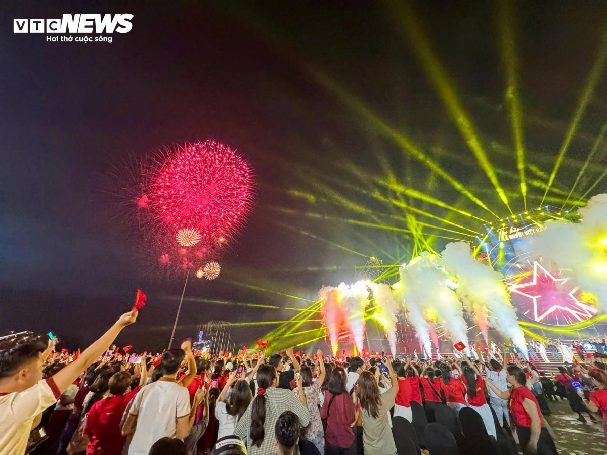 More than 500 celebrated artists dazzle millions of viewers at special concert