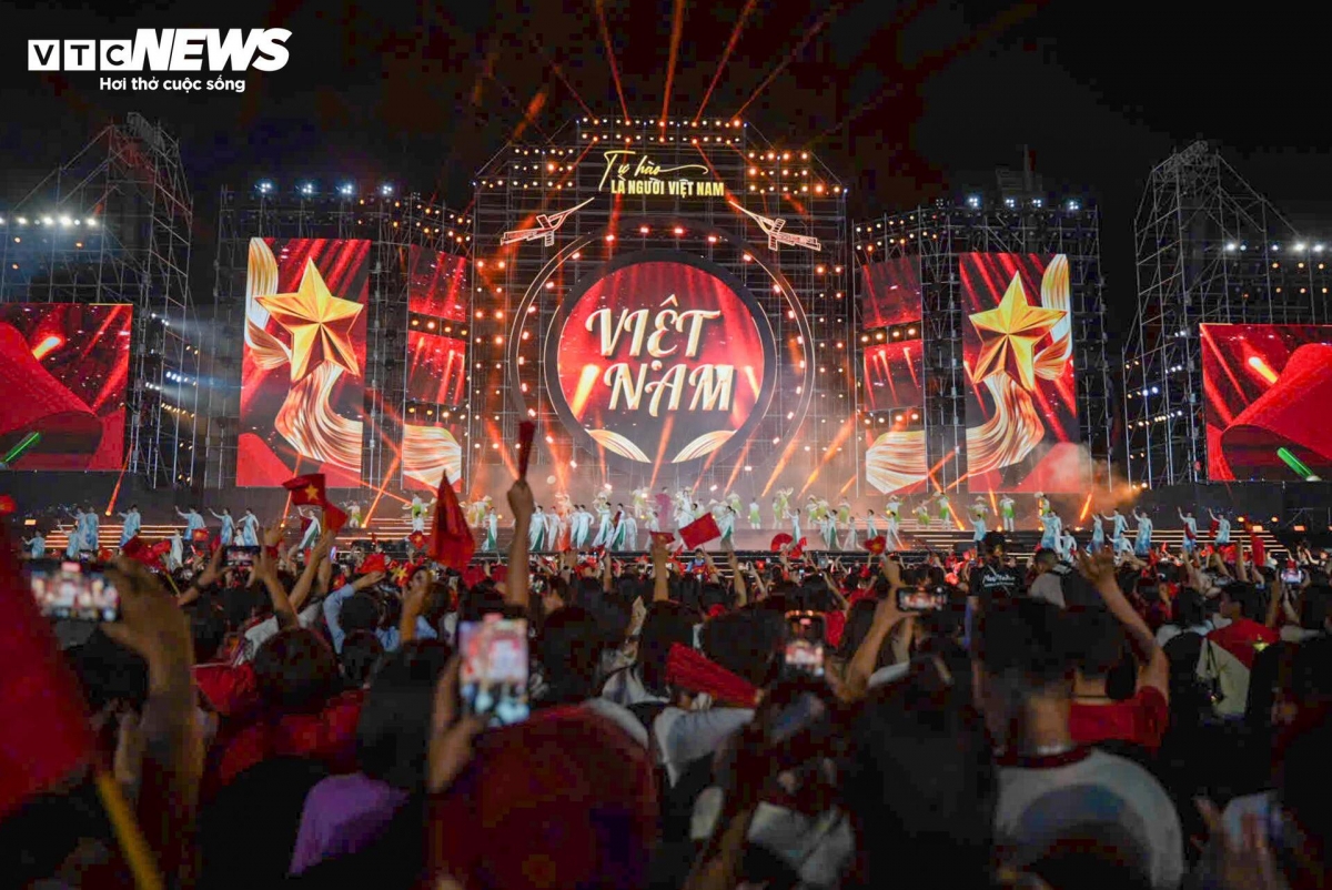 The highlight of the concert is a performance of the national anthem put on by singer Tung Duong and a 200-member choir.