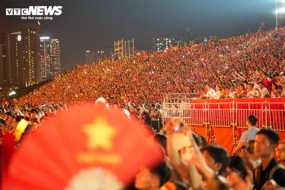 When the national flag is solemnly hoisted during the performance, all 30,000 attendees at the stadium solemnly stand up and join their voices to sing the national anthem.