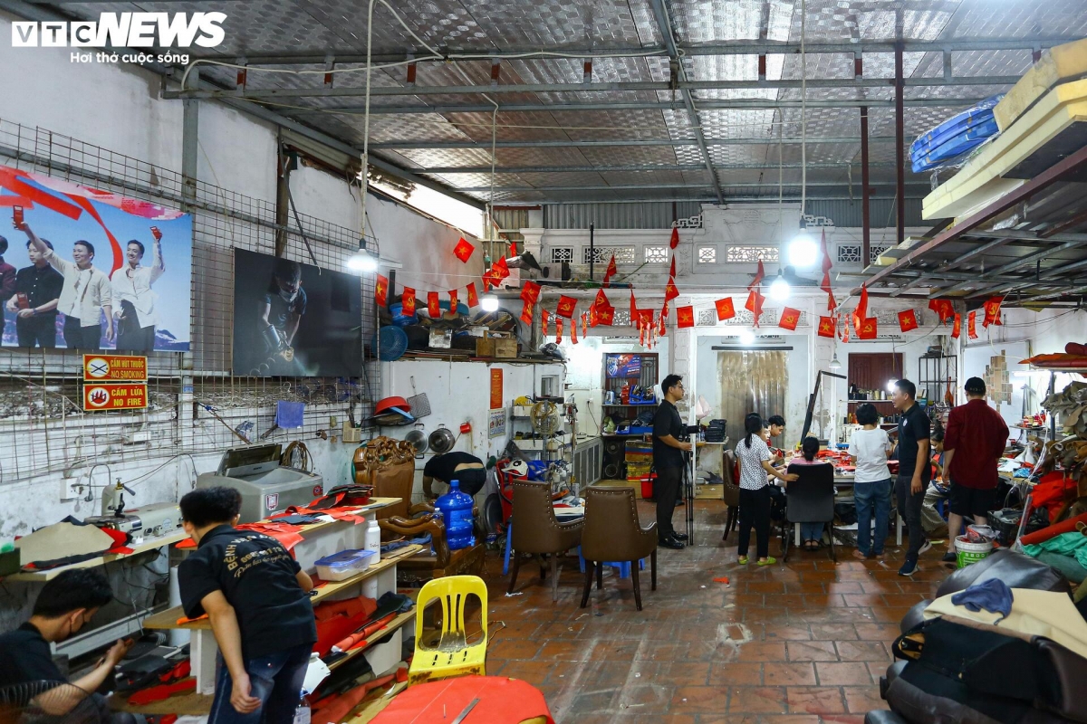 Tucked away in a small alley in Hoang Liet Ward, Hanoi, the 100m² leather workshop serves as a workplace for dozens of people with disabilities and others in vulnerable circumstances.