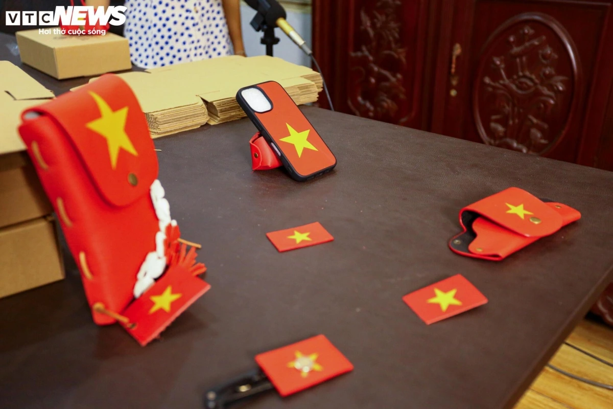 Small handbags, hair clips, brooches, and key chains are valued at VND60,000-100,000 per item.