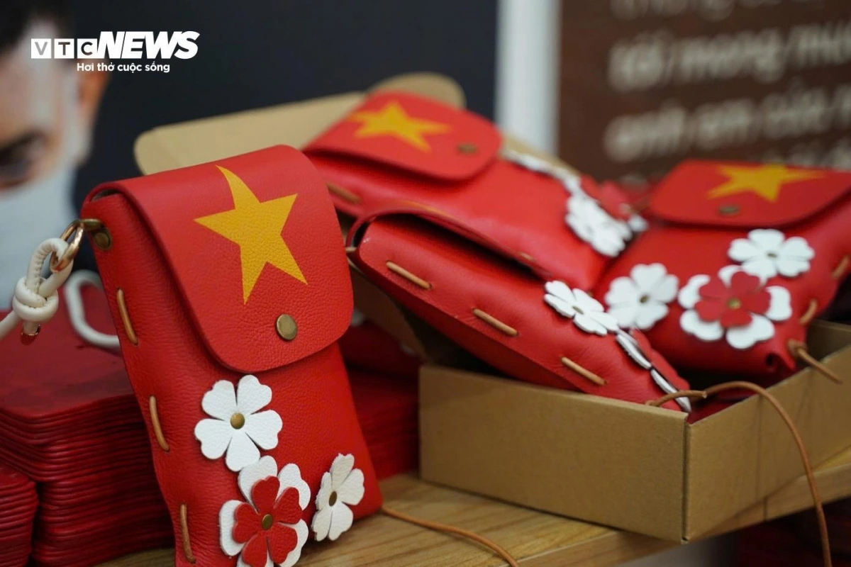 The workshop has launched a collection themed “Việt Nam ơi” (part of the project "Tôi giỏi - I Am Talented") featuring products in vibrant red adorned with golden stars, evoking the image of the national flag.
