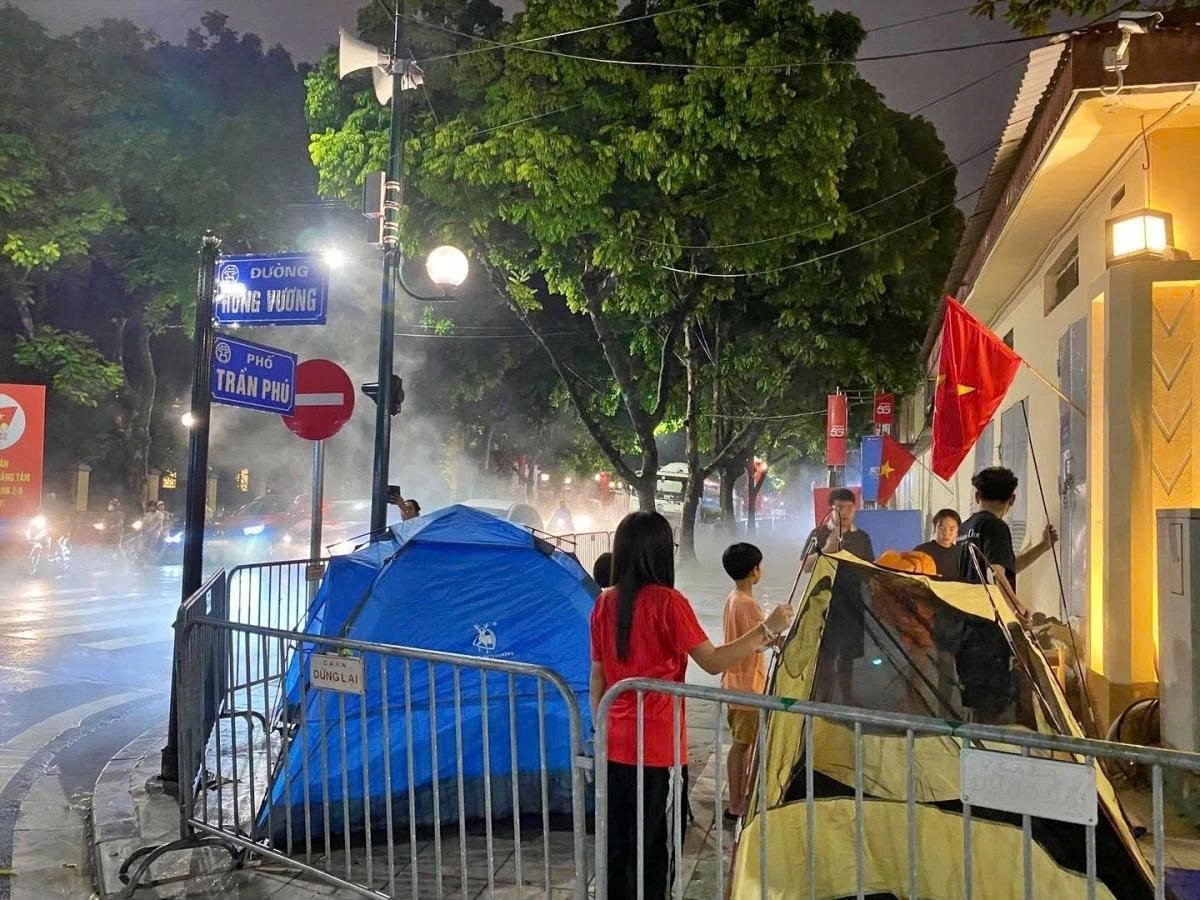 Despite enduring heavy rain, many people set up tents on Tran Phu and Hung Vuong streets on the night of August 26 to wait for the rehearsal the following day. (Photo: internet)