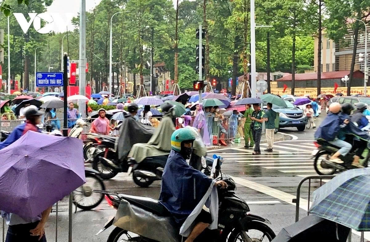 More and more people flock to Ba Dinh Square on August 27, waiting to watch the parade formations for the third full rehearsal, slated for 8 p.m. on the same day.