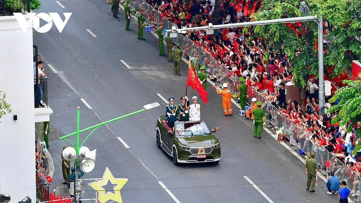 Parade units run through Le Duan-Nguyen Thai Hoc crossroad before reaching Ba Dinh Square.